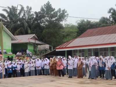 tim support bersama wali kelas ,yang berlomba dalam kegiatan peringatan HUT RI ke 78  